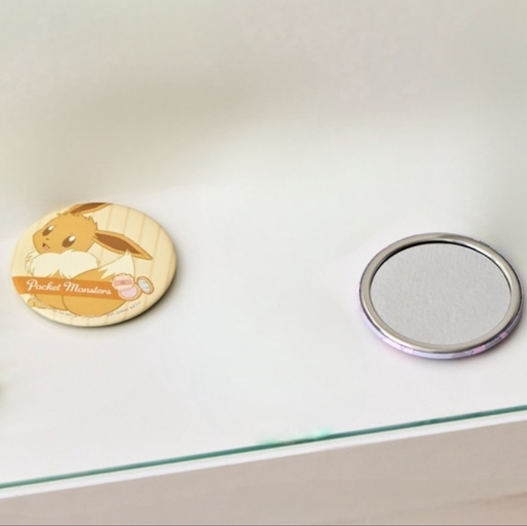 Pokémon Eevee Handheld Travel Mirror - Picture 4 of 4